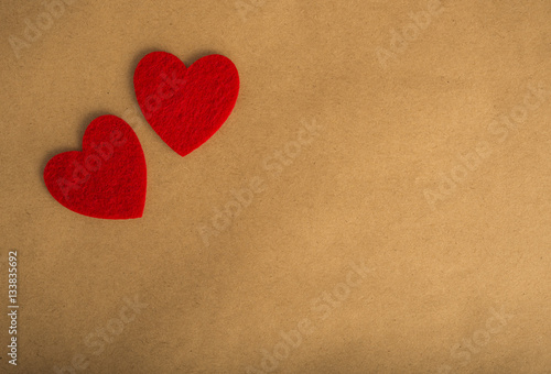 Два красных сердца из фетра крафт бумага. День Святого Валентина открытка. Признание в любви текстура. Приглашение на свидание. Приглашение на свадьбу