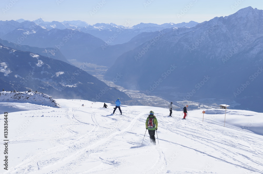 Osttirol: Die mit Kunstschnee präparierte Skipiste oberhalb Lienz