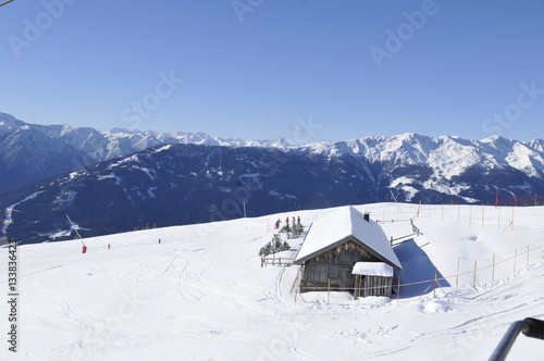 Osttirol: Die Alm und Skipiste oberhalb Lienz