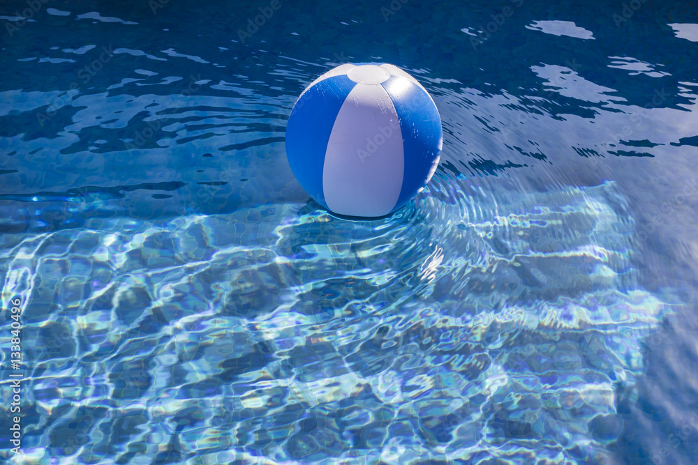 Balon inflable en la piscina