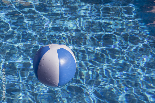 Balon inflable en la piscina photo