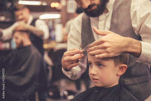 Fotografía Kid at the barber shop