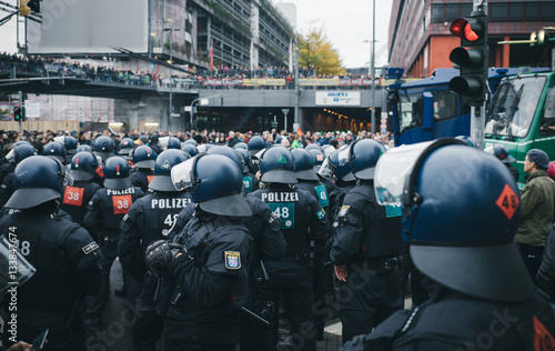 Polizeiaufmarsch bei Demonstration n Köln photo