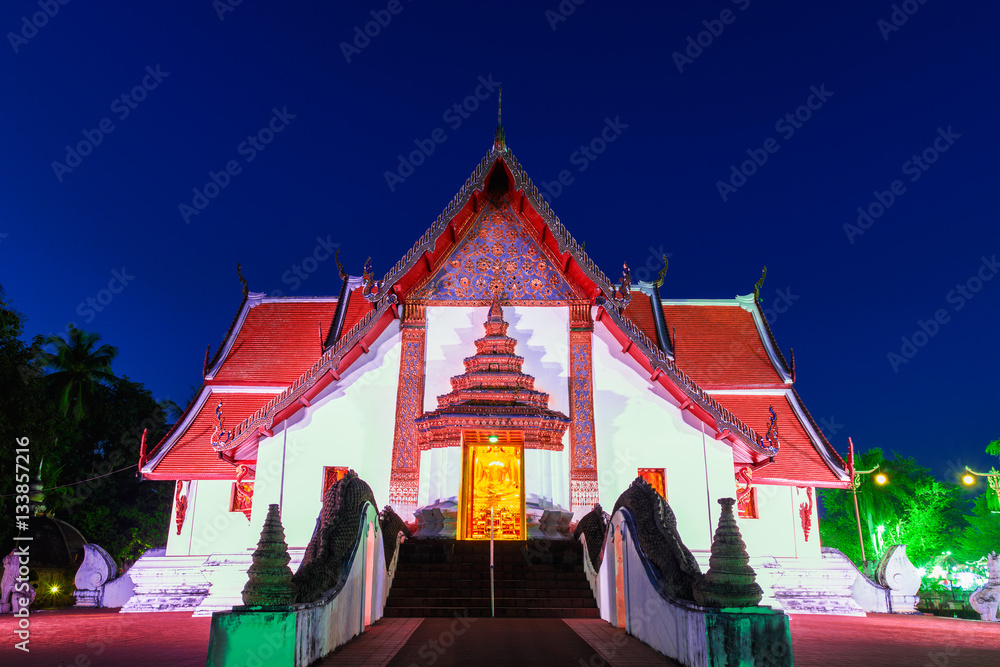 Naklejka premium Wat Phumin temple in night.