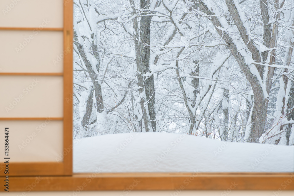 Fototapeta premium 和室からの雪景色