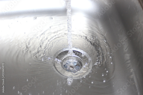 abfließendes Wasser in einem Spülbecken