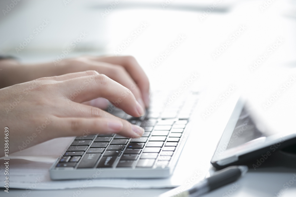 キーボードを入力する女性の手 キーボードを入力する女性の手