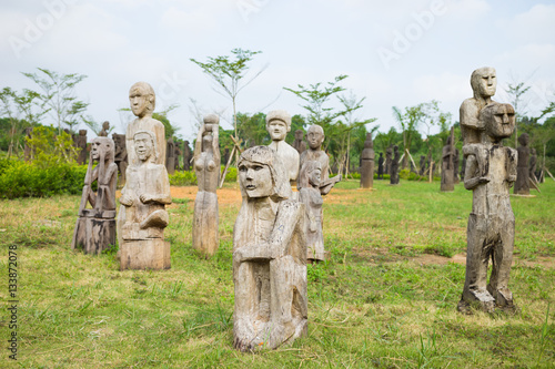 Tableau sur toile The wooden statue (woman, man, kid) on the tombs of the Central Highlands, Vietn