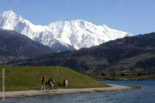 Jogger et cycliste. Base de loisirs des Iles. Lac de Passy Jogger and cyclist. Leisure center of the Islands. Lake Passy.