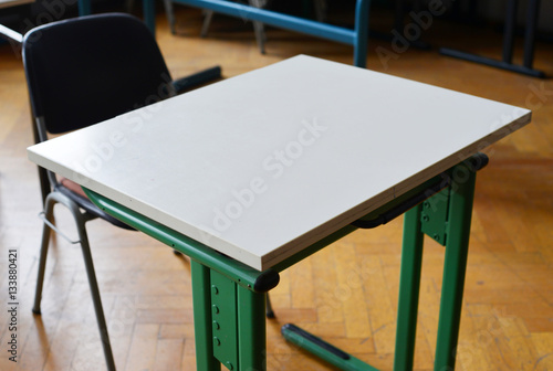 Schultisch im Klassenraum photo