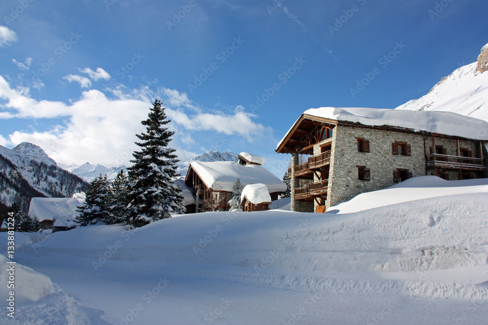 Hameau du Fornet sous la neige en Savoie, France