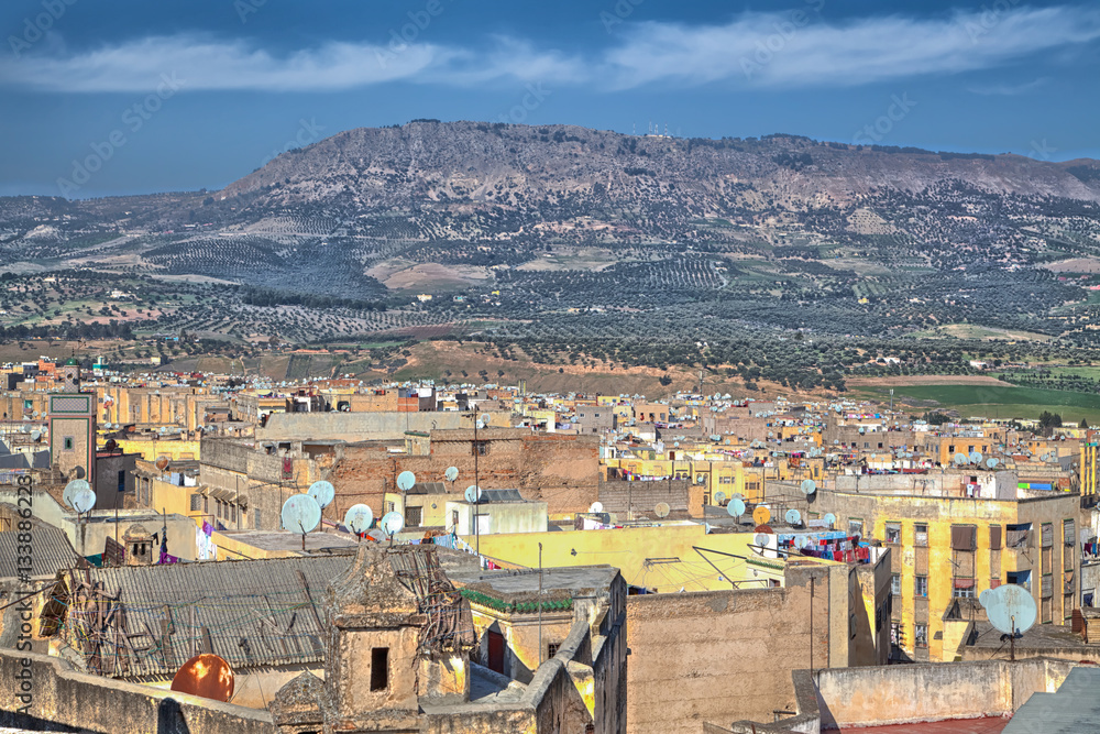 Blick über die Dächer der Altstadt der historischen Königstadt Fes in Marokko in Afrika mit strahlend blauem Himmel