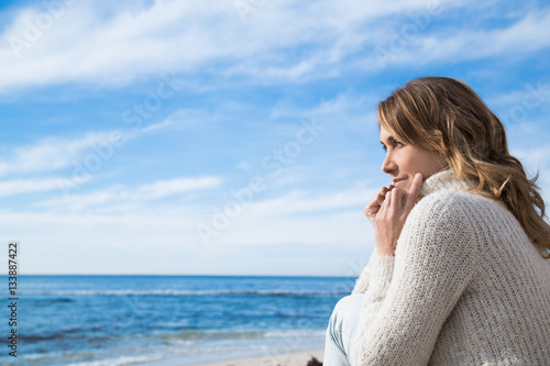 portrait de femme en hiver à la mer