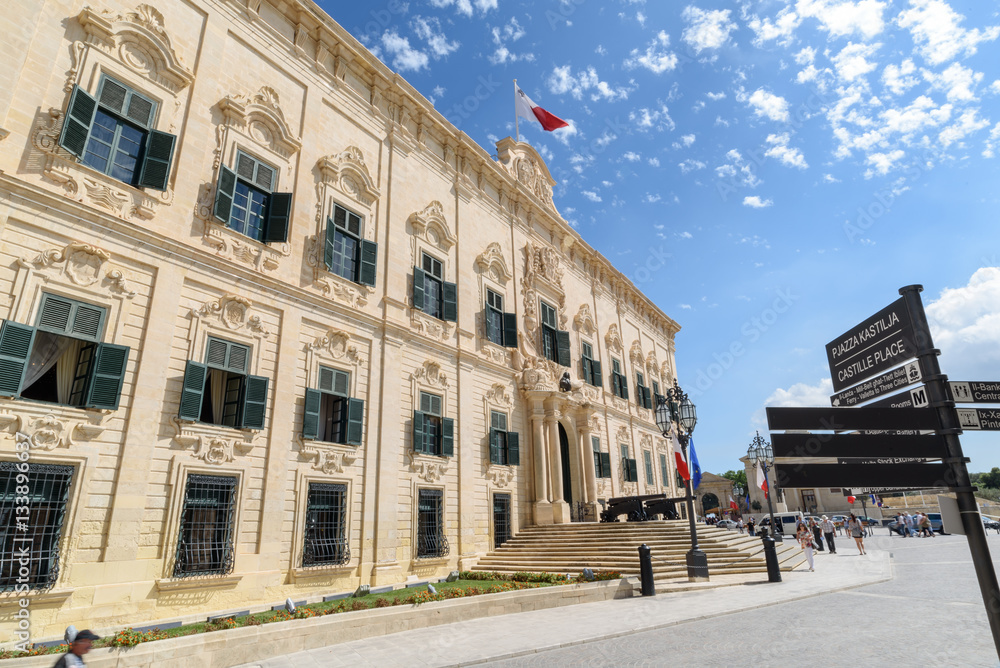 Naklejka premium Auberge de Castille building and direction signs in Valletta, Malta