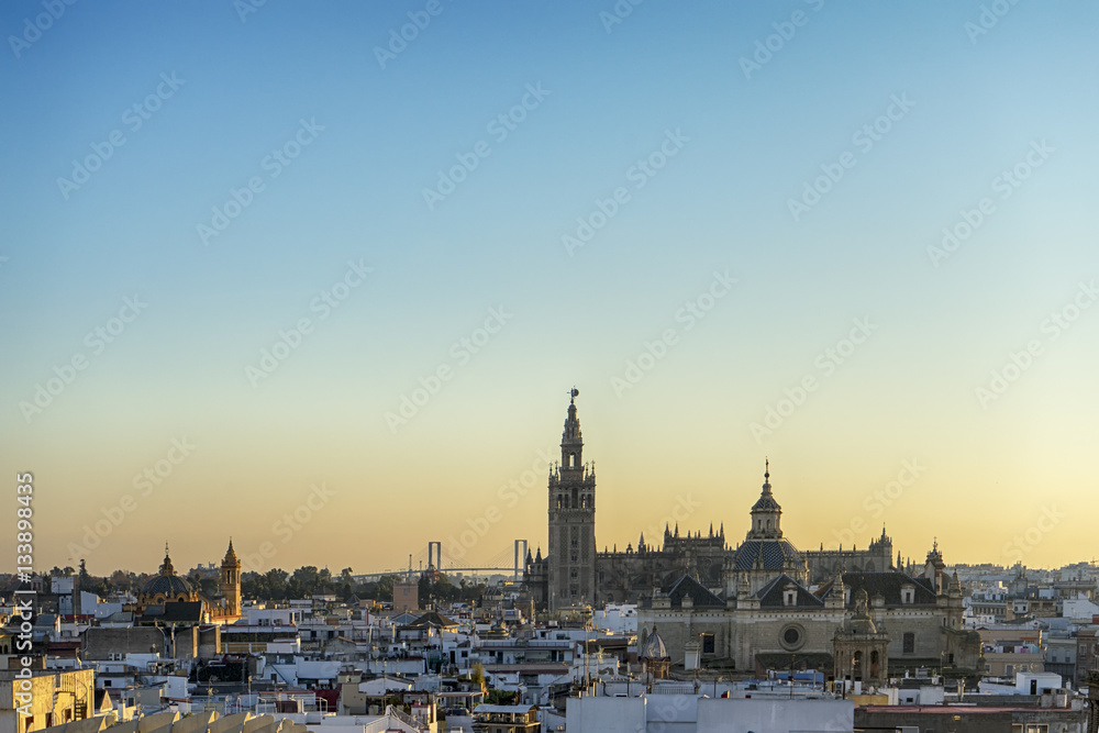 Fototapeta premium ostatniego dnia nad monumentalnym miastem Sewilla w Hiszpanii