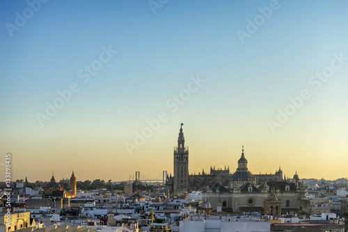 ultimas luces del día sobre la monumental ciudad de Sevilla, España