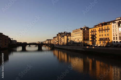Florenz  Panorama mit Arno und Br  cke