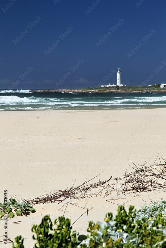 Strand und Leuchtturm von Cape St. Francis an der Garden Route in Südafrika.