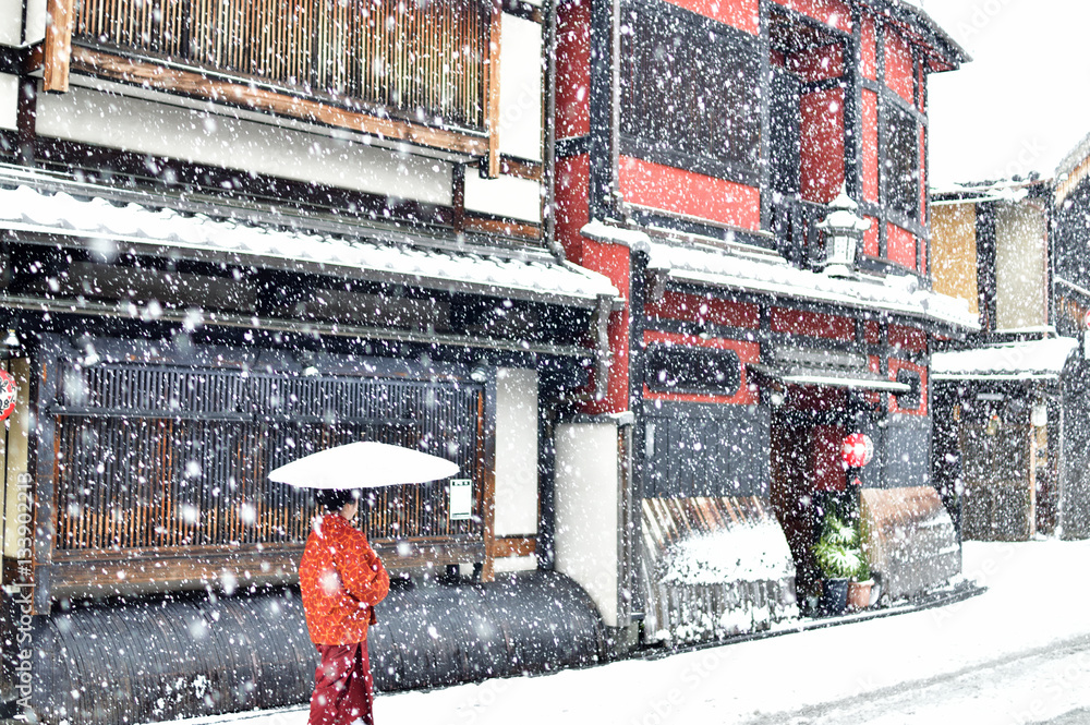 Naklejka premium Śnieżna scena Kyoto Gion