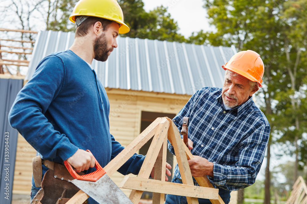 Zwei Handwerker arbeiten in Teamwork Zwei Handwerker arbeiten in Teamwork