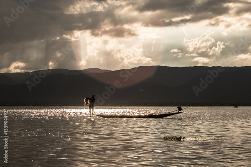 pescatore in barca sul lago Inle