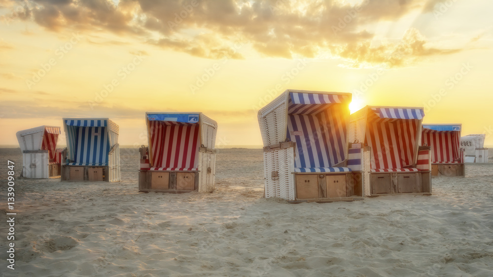 Strandkörbe in der Abendsonne | Norddeutsche Küste Strandkörbe in der Abendsonne | Norddeutsche Küste