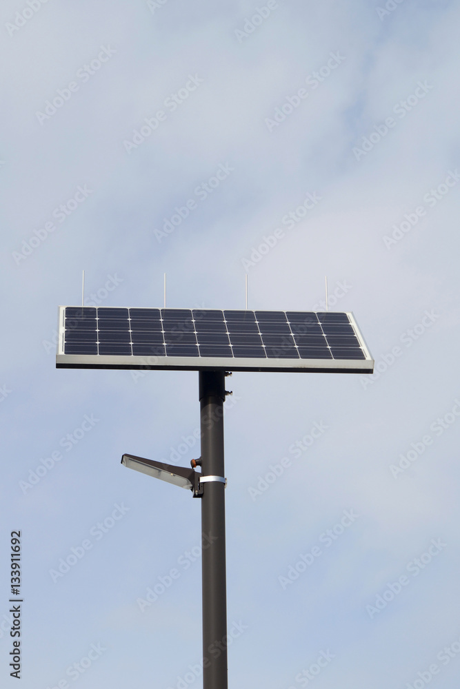 Obraz premium 公園の太陽光発電の外灯