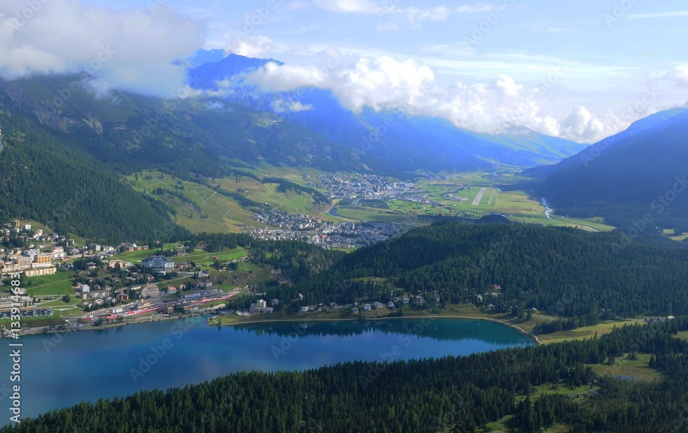 Schweizer Alpen: Luftaufnahme von der Anflugschneise Oberengadin mit dem Flugplatz samedan