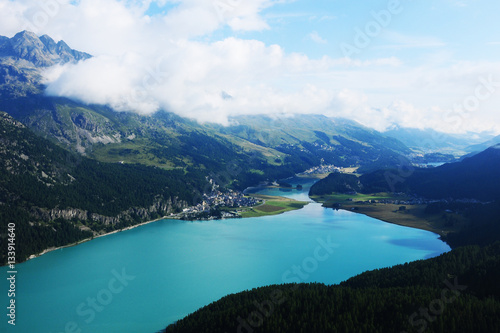 Schweizer Alpen: Luftaufnahme vom St.Moritzer See © gmcphotopress