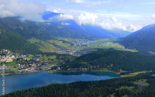 Schweizer Alpen  Luftaufnahme von der Anflugschneise Oberengadin mit dem Flugplatz samedan