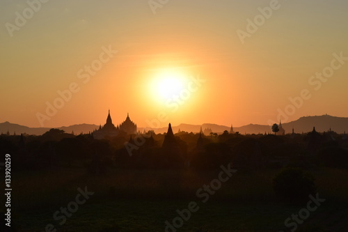 Canvas Print Puesta de sol en los templos budistas del valle de Bagan, Myanmar
