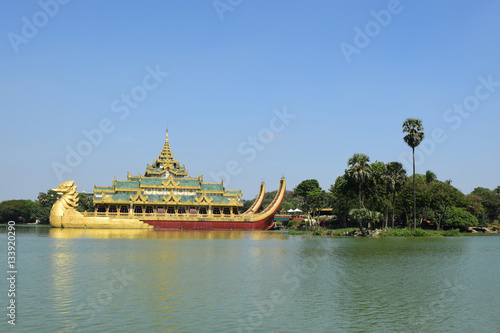 Templo Karaweik en el lago Kandawgyi, Rangún,Birmania