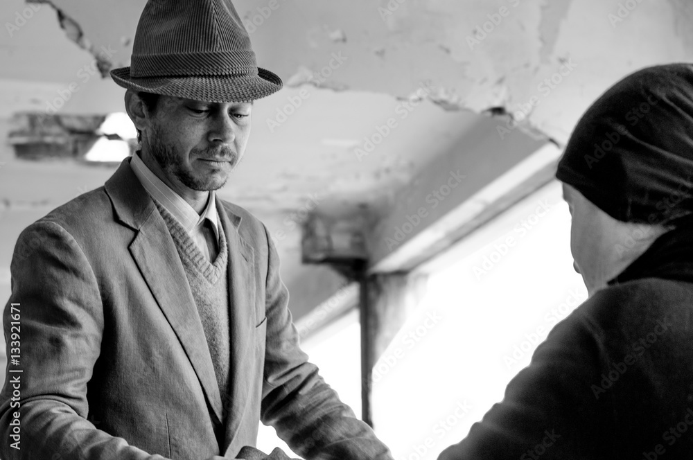 Foto de Hombre con traje y sombrero 04 do Stock | Adobe Stock