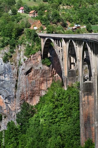 Вид на арочный мост в Черногории.