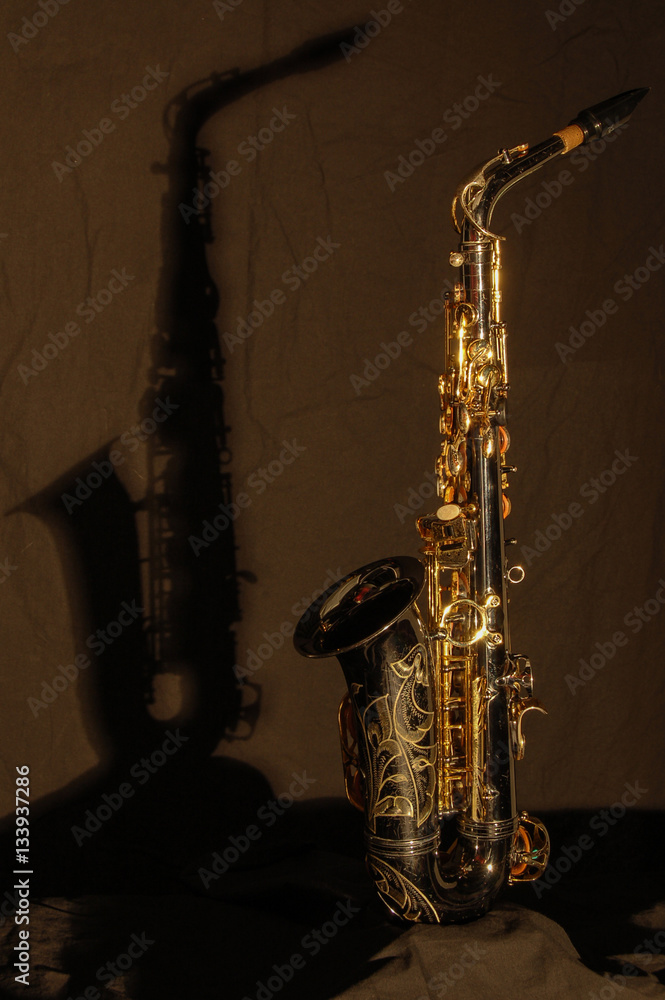 Fototapeta premium Gold saxophone with a shadow