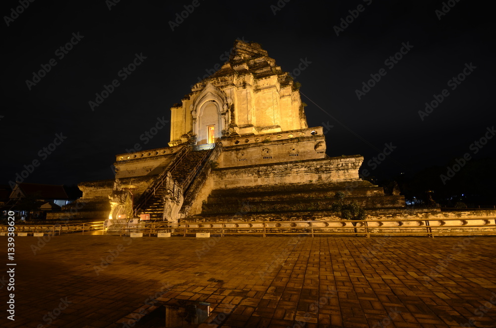 Fototapeta premium Wat Chedi Luang wird in der Nacht beleuchtet