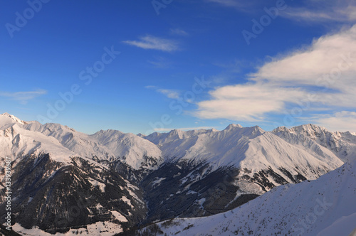 Austria: Der Wintersportort Kals-Matreis im Osttirol mit Blick auf die Hohen Tauern © gmcphotopress