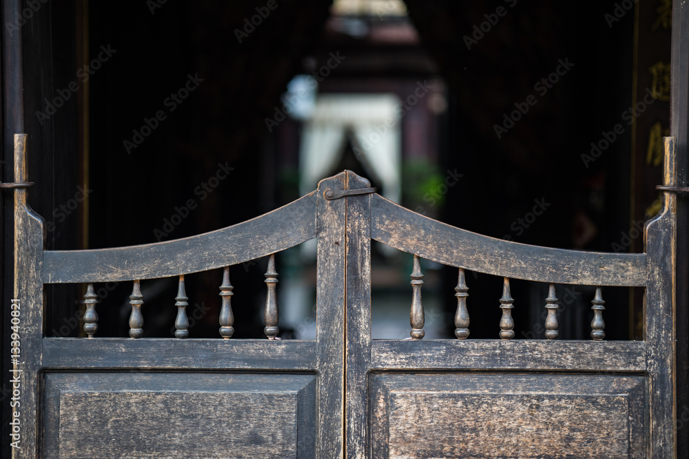Obraz premium Western retro wooden door of wine pub