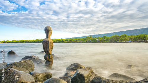 Tablou pe pânză Ancient tiki standing in Pu'uhonua O Honaunau National Park, Big Island, Hawaii