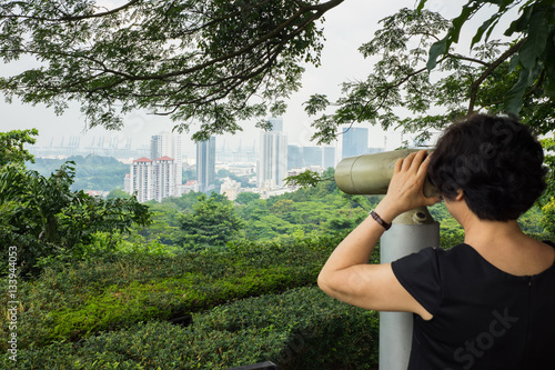 Canvas Print Tourist seeing Singapore cityscape by binoculars from Mount Faber hill top