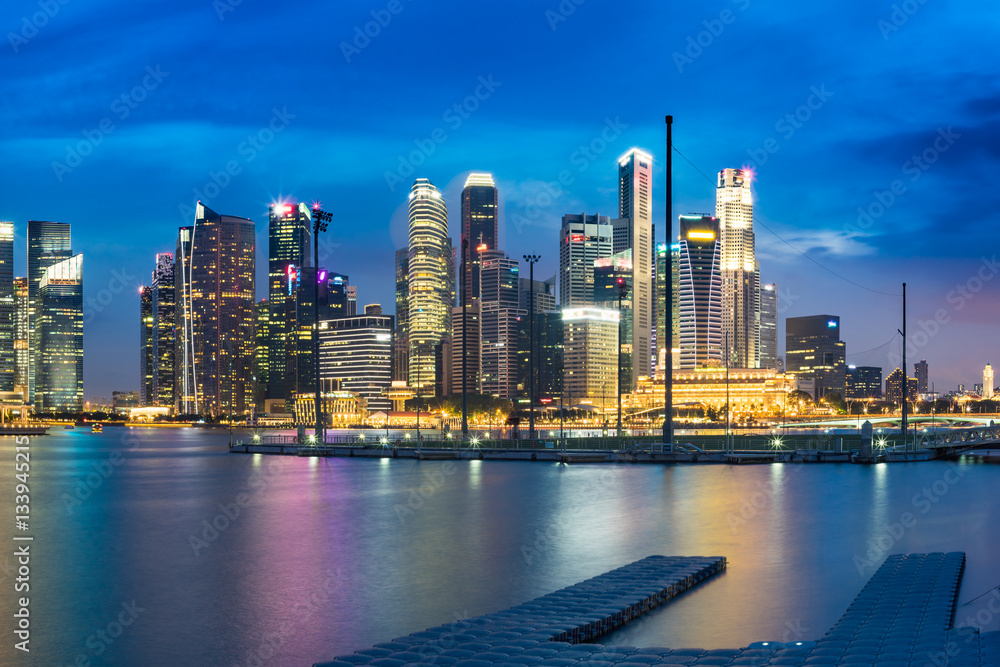 Naklejka premium Singapore skyline cityscape at twilight at Marina Bay