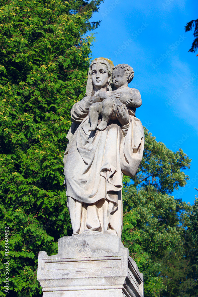 Statue of mother with her child