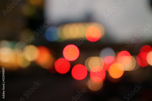 Verschwommene Autolichter bei Nacht / Bokeh / abstrakt