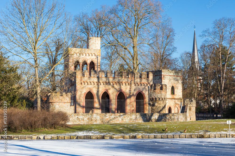 Die Mosburg, eine künstliche Ruine im Biebricher Schlosspark, Wiesbaden. Januar 2017. 