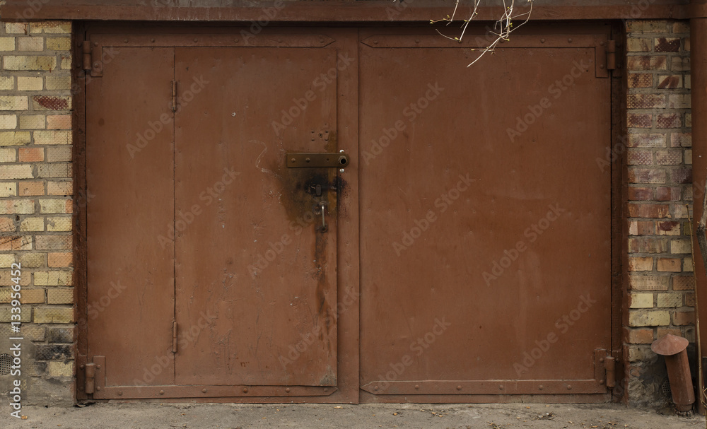 old metal warehouse door, hangar, high resolution photo old metal warehouse door, hangar, high resolution photo