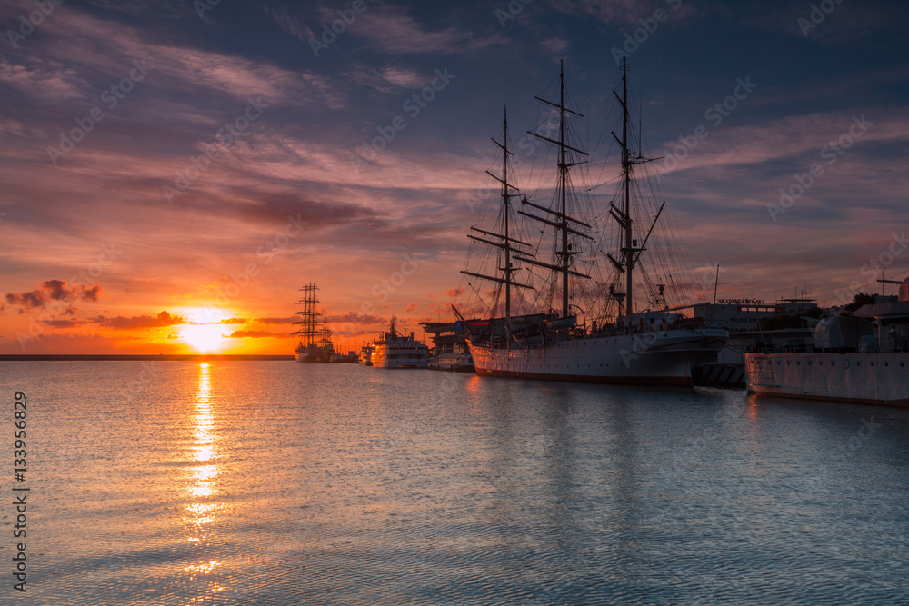 Fototapeta premium Wschód słońca nad Bałtykiem