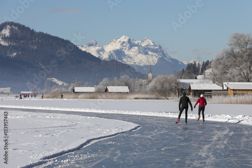Obraz na płótnie Eislaufen am Weissensee in Kärnten,Österreich w salonie