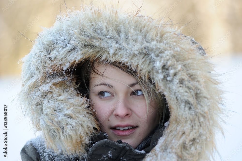 Junge Frau in warmer Winterkleidung im Schnee Junge Frau in warmer Winterkleidung im Schnee