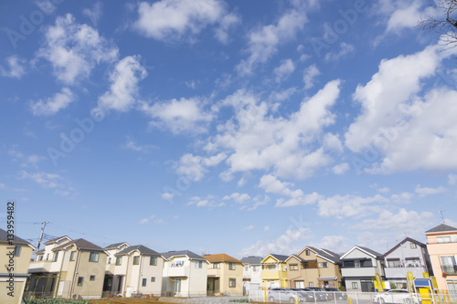 日本の住宅と青い空 © Daily Photo