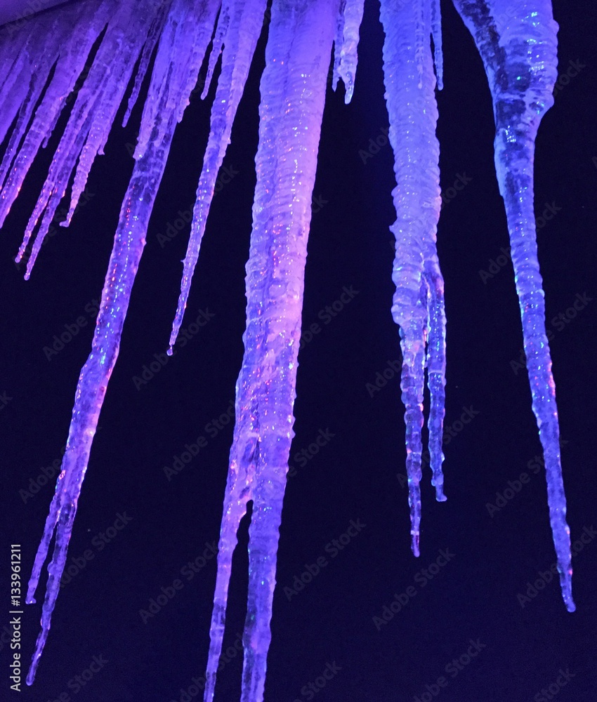 Fototapeta premium Eiszapfen in der Nacht